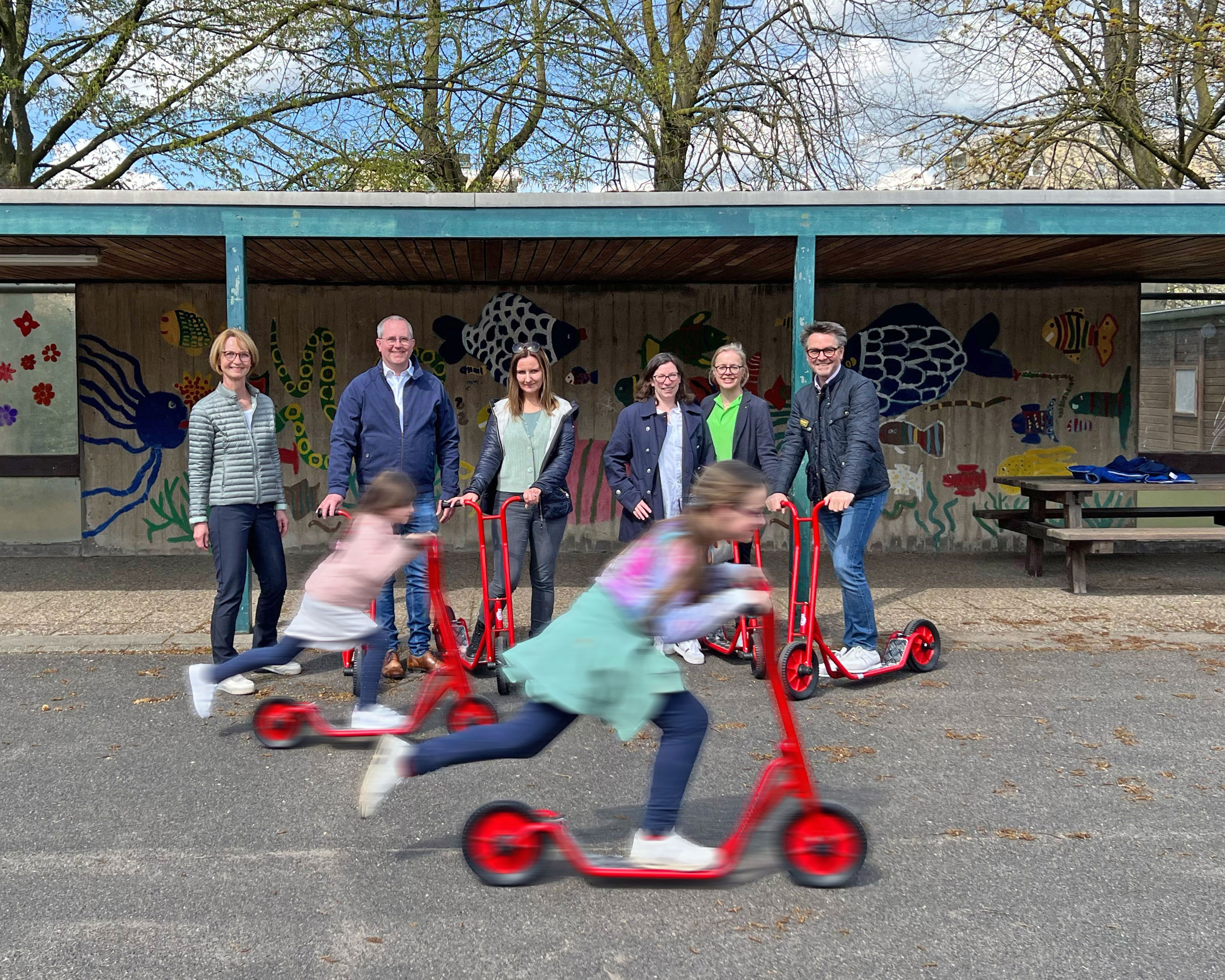 Übergabe der nagelneuen Tretroller an die Kinder der OGS Abenteuerland