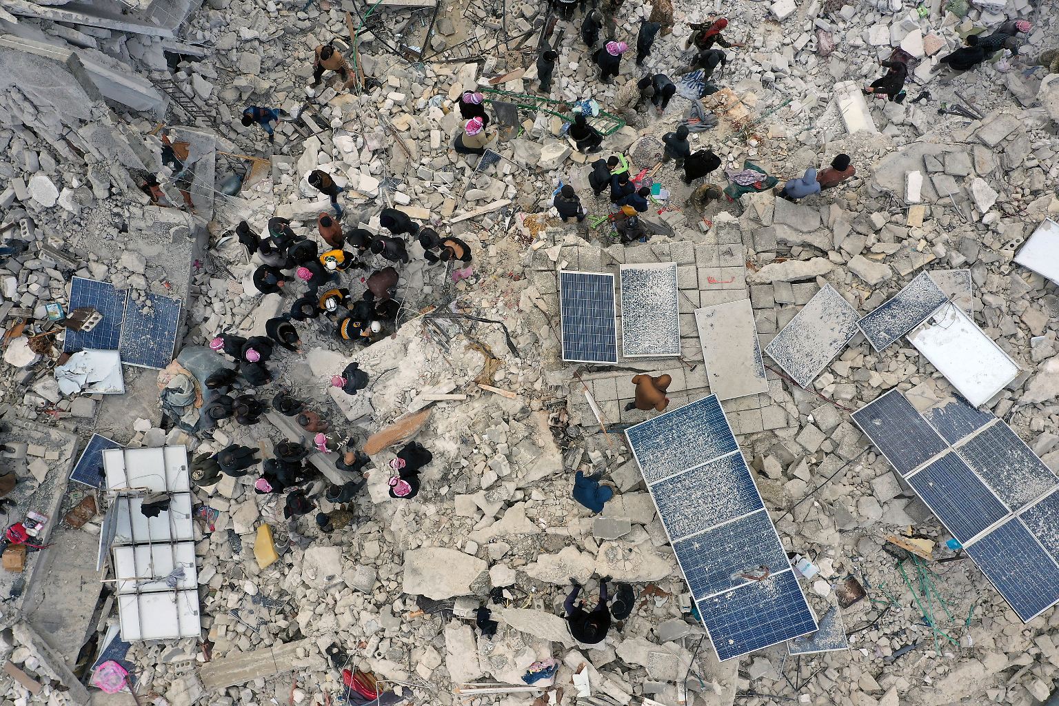 Erdbebenkatastrophe Februar 2023 im Grenzgebiet Türkei zu Syrien - Helfer im Einsatz in zerstörten Häusern
